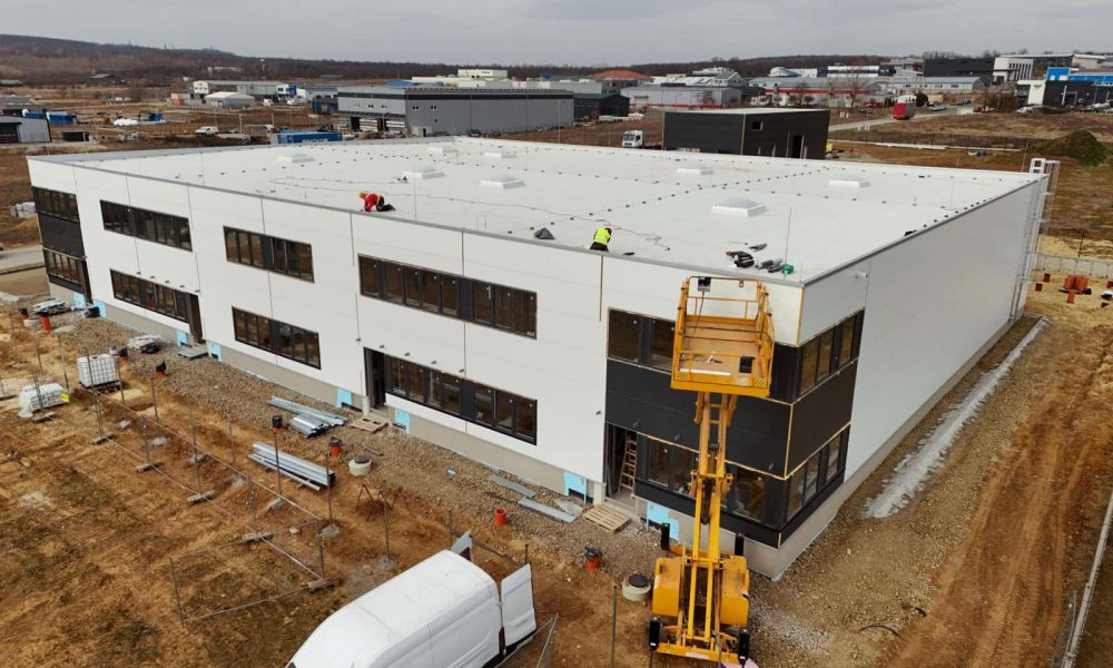 Iroda és raktárcsarnok 4