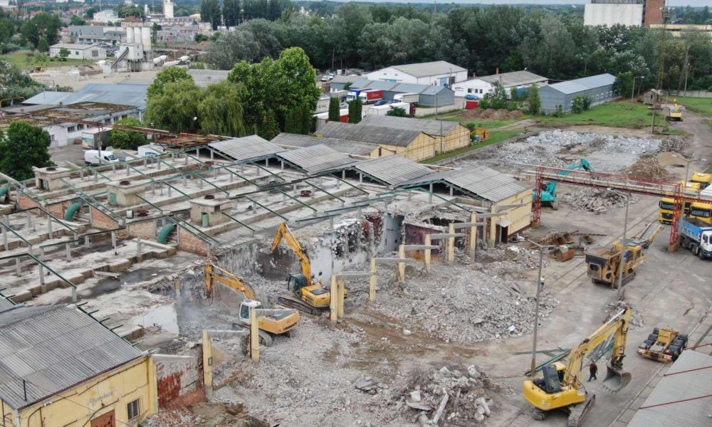 Kecskemét, vasbeton bortázozó bontása 3